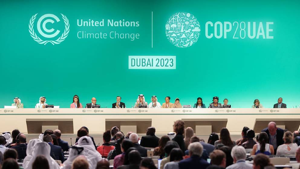 COP28 tra phasing out e transitioning away