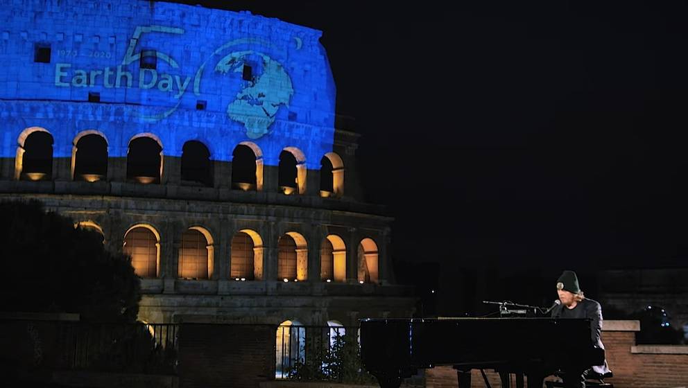 In prossimità della nostra partecipazione al Villaggio per la Terra 2021, presentiamo il video col brano che il cantante Zucchero ha dedicato alla Giornata per la Terra